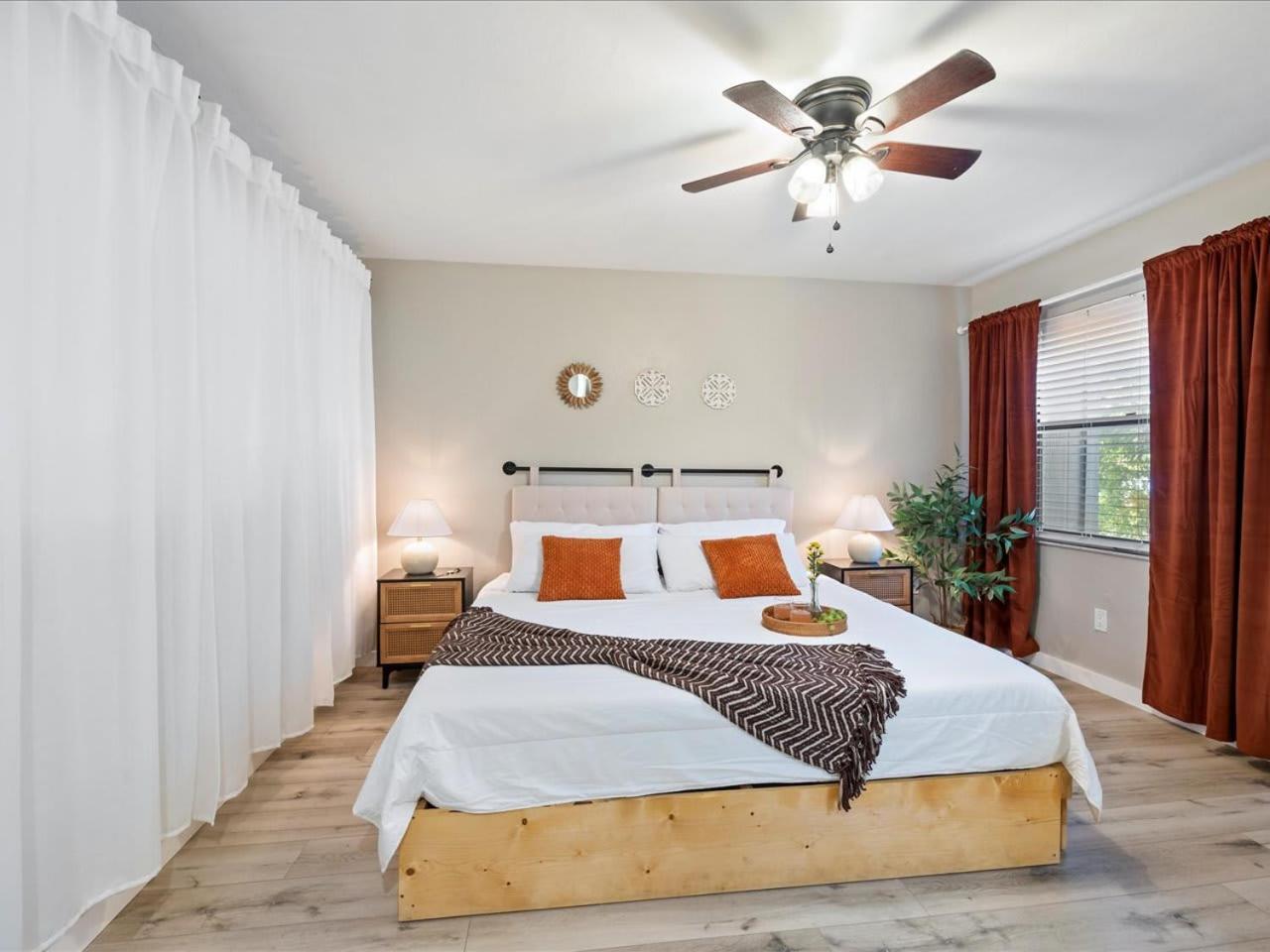 Artist'S Tower Townhome Just Renovated W Loft Gainesville Bagian luar foto